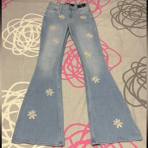 Hollister High-Rise Embroidered Floral Vintage Flare Jeans - Picture 3 of 10